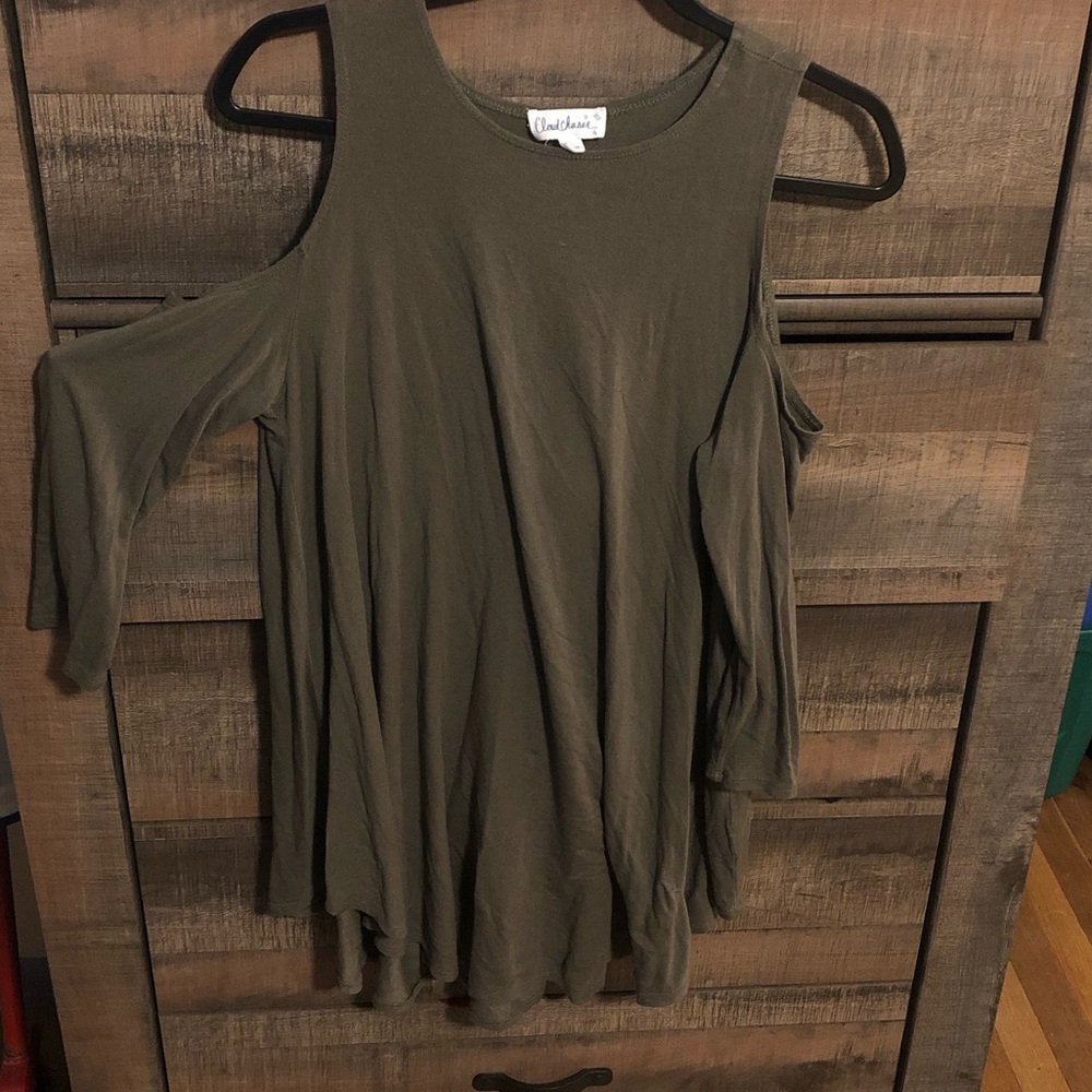 Cold shoulder mid sleeve shirt!